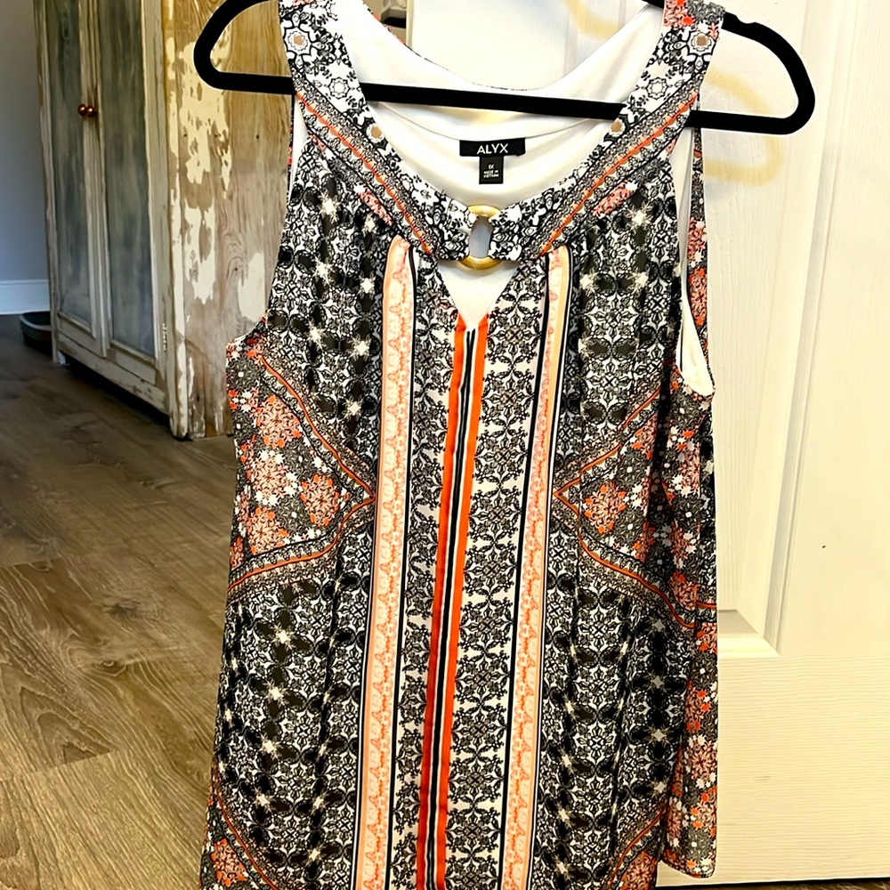 Sleeveless shirt with underlay